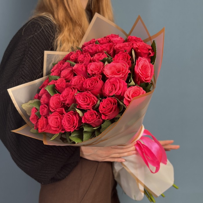 45 малиновых роз Такаци 50 см