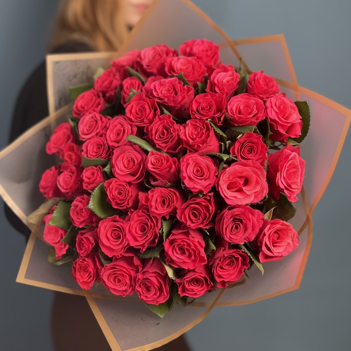 45 малиновых роз Такаци 50 см