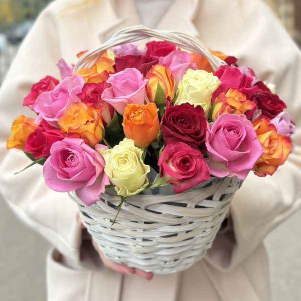 45 роз в корзине яркий микс