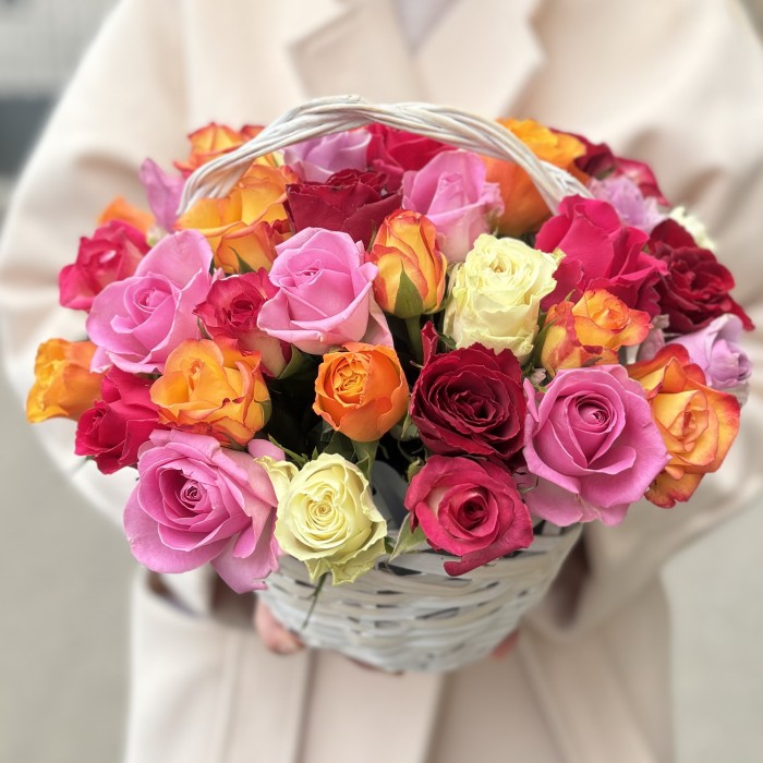 45 роз в корзине яркий микс
