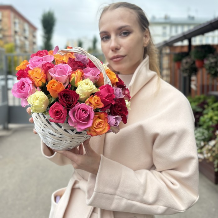 45 роз в корзине яркий микс