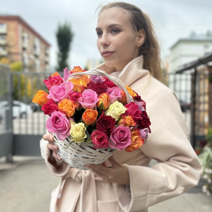 45 роз в корзине яркий микс