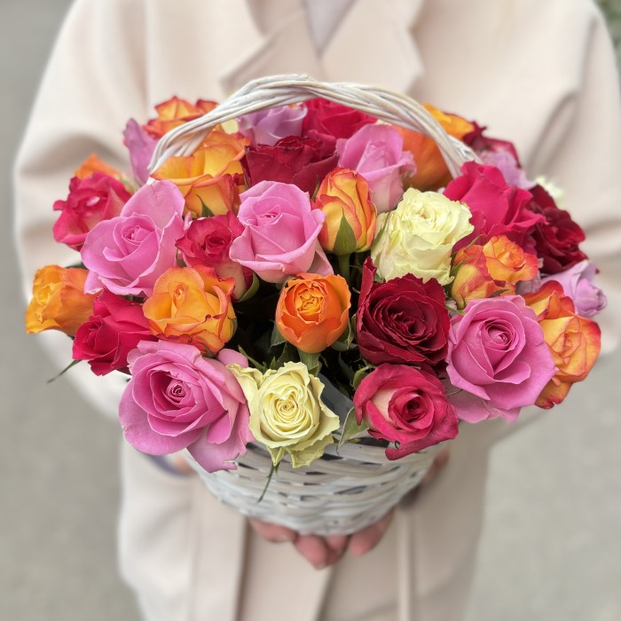 45 роз в корзине яркий микс