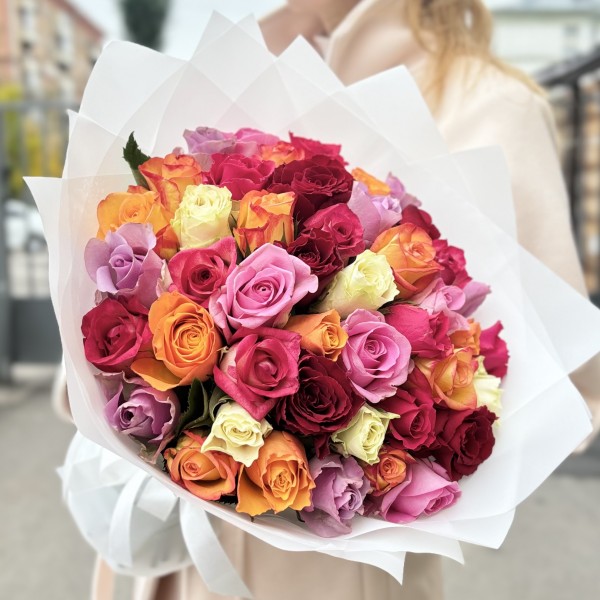 45 роз яркий микс в упаковке