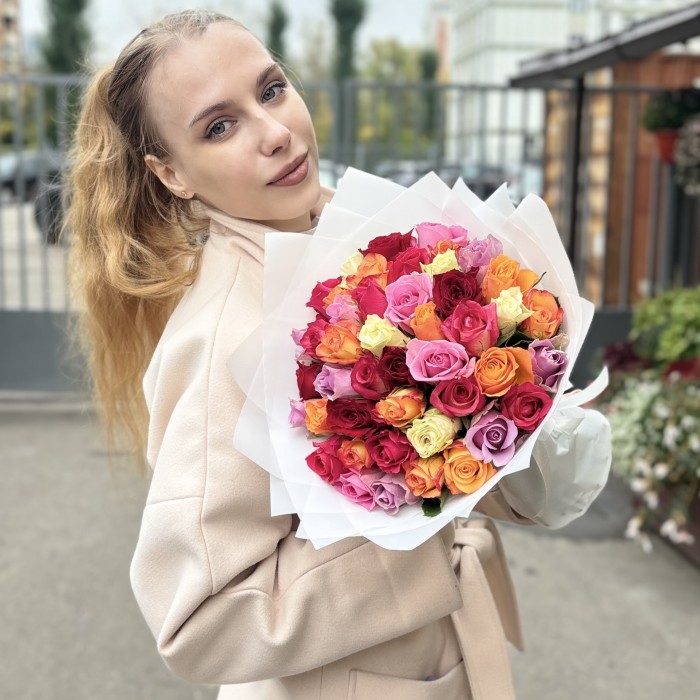 45 роз яркий микс в упаковке