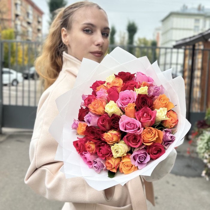45 роз яркий микс в упаковке