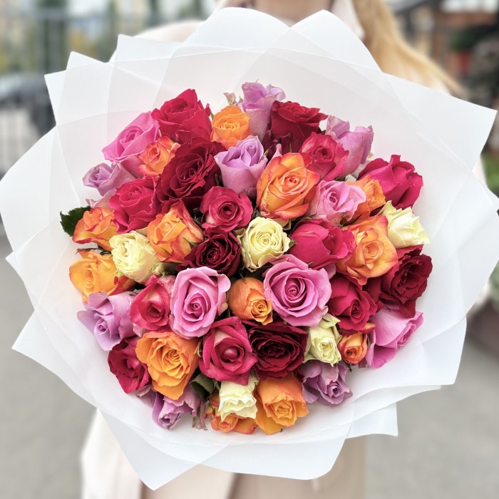 45 роз яркий микс в упаковке