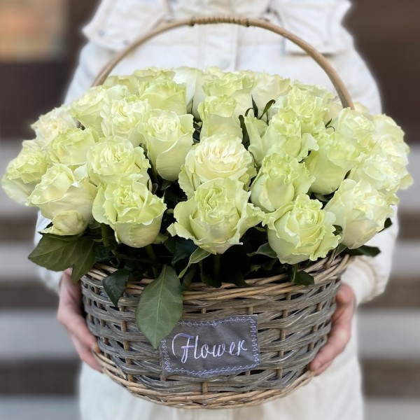45 белых роз Мондиаль в корзине