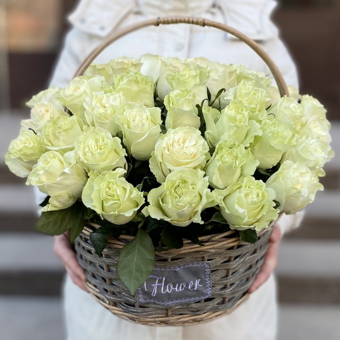45 белых роз Мондиаль в корзине