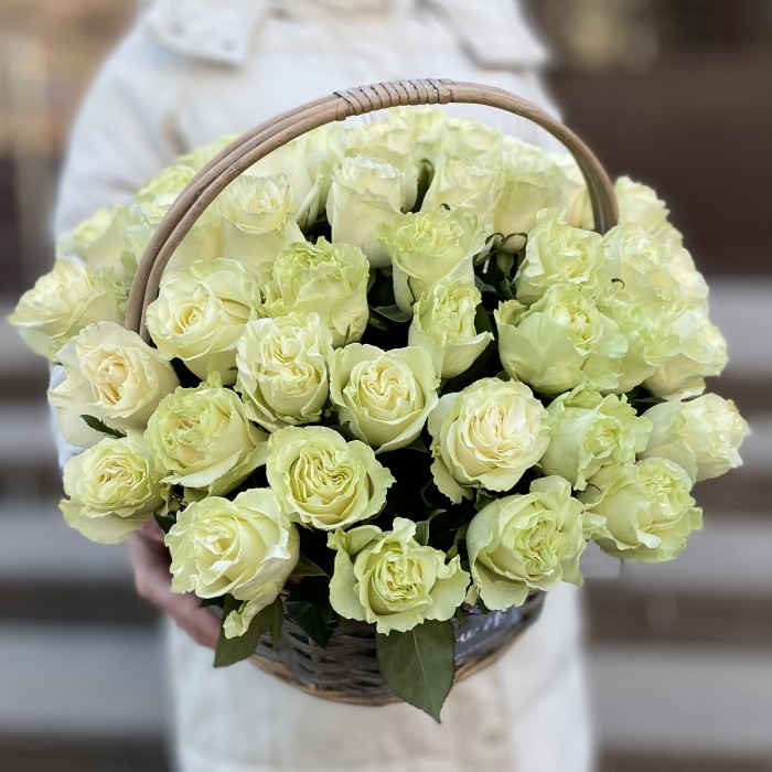 45 белых роз Мондиаль в корзине