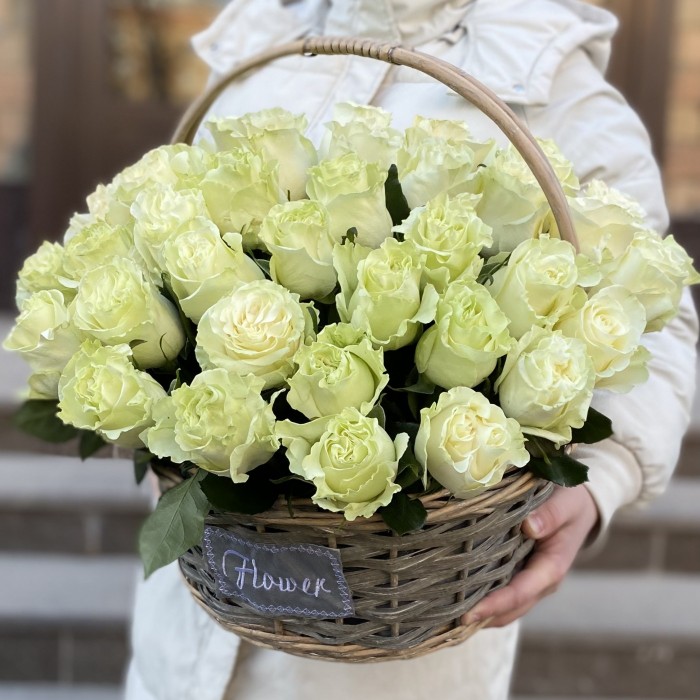 45 белых роз Мондиаль в корзине