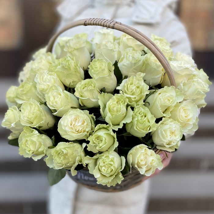45 белых роз Мондиаль в корзине