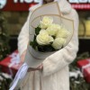 5 белых роз 70 см