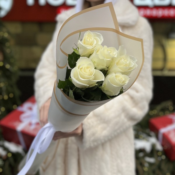 5 белых роз 70 см