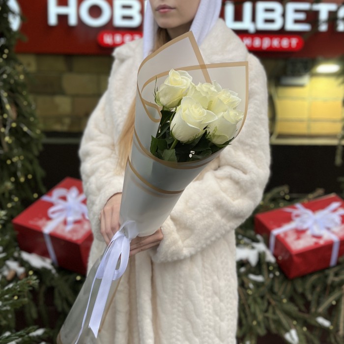 5 белых роз 70 см