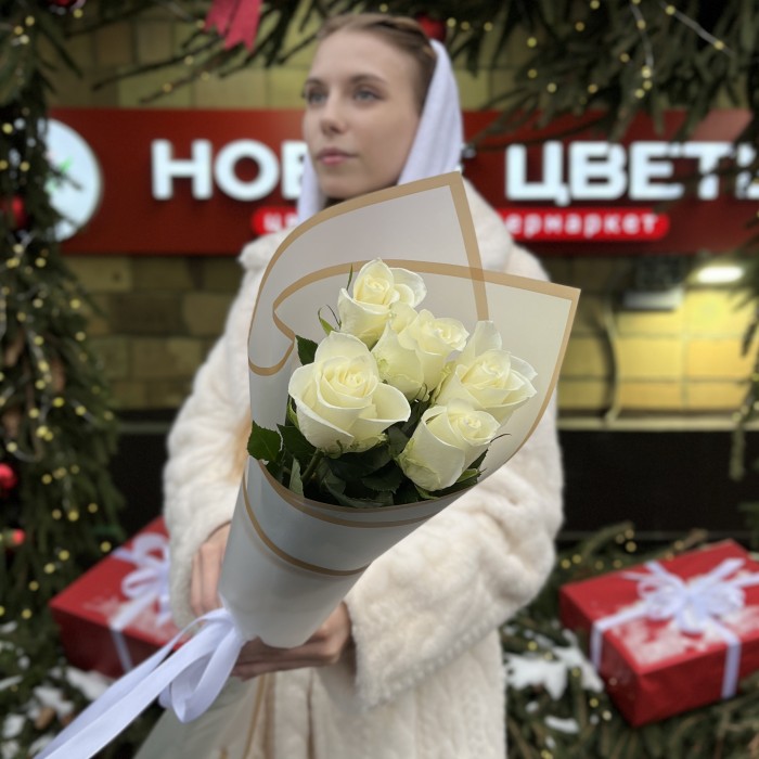 5 белых роз 70 см