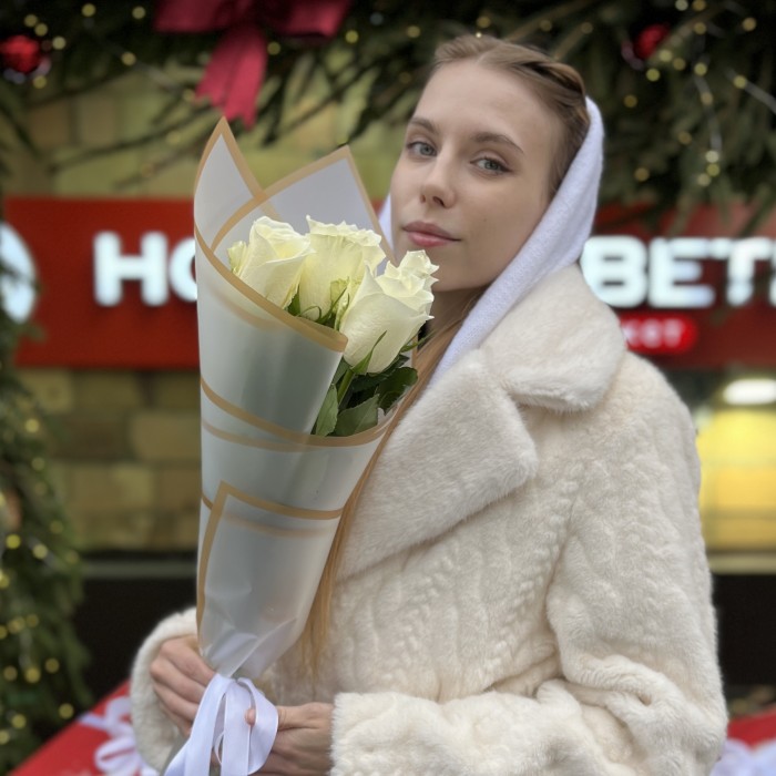 5 белых роз 70 см