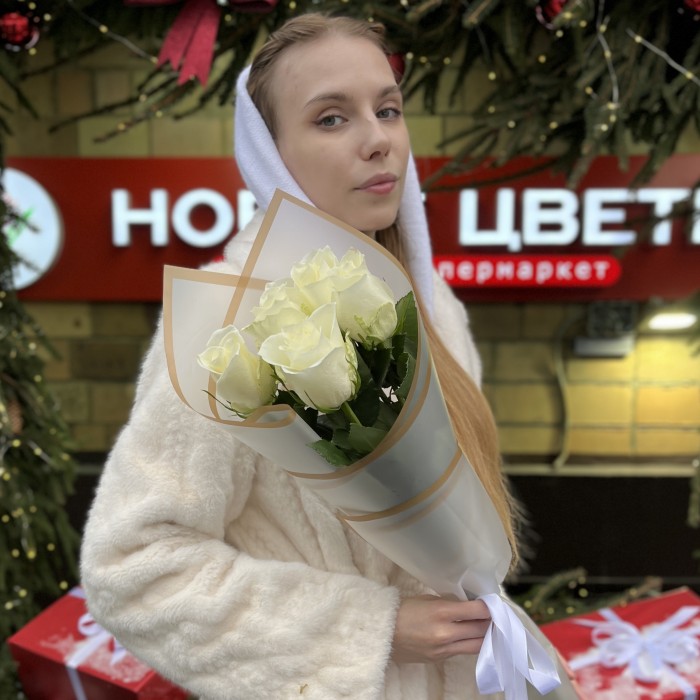 5 белых роз 70 см