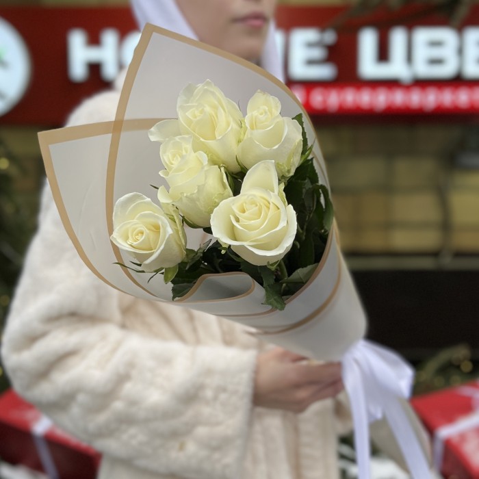 5 белых роз 70 см