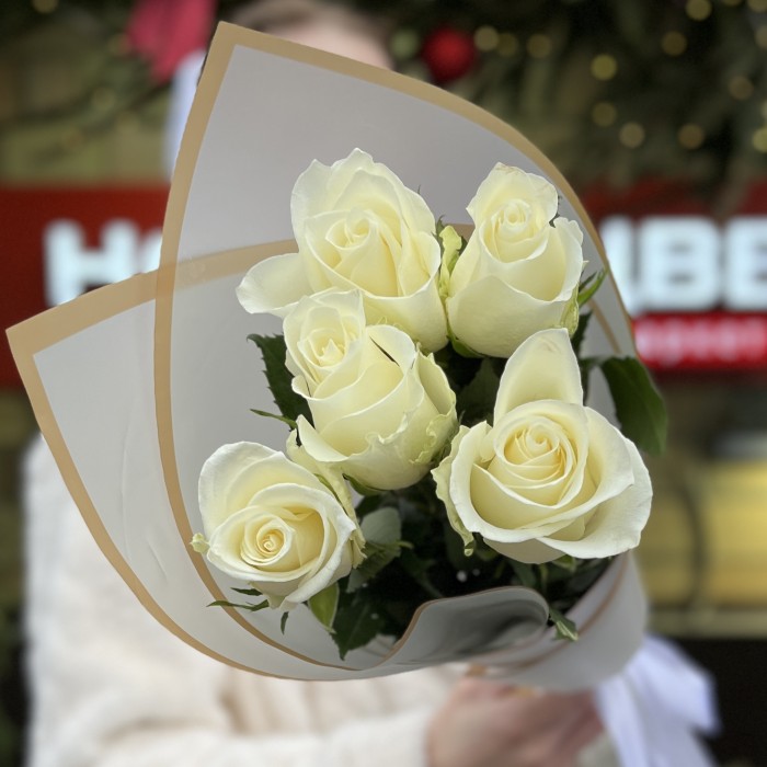 5 белых роз 70 см