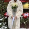 5 белых роз 70 см