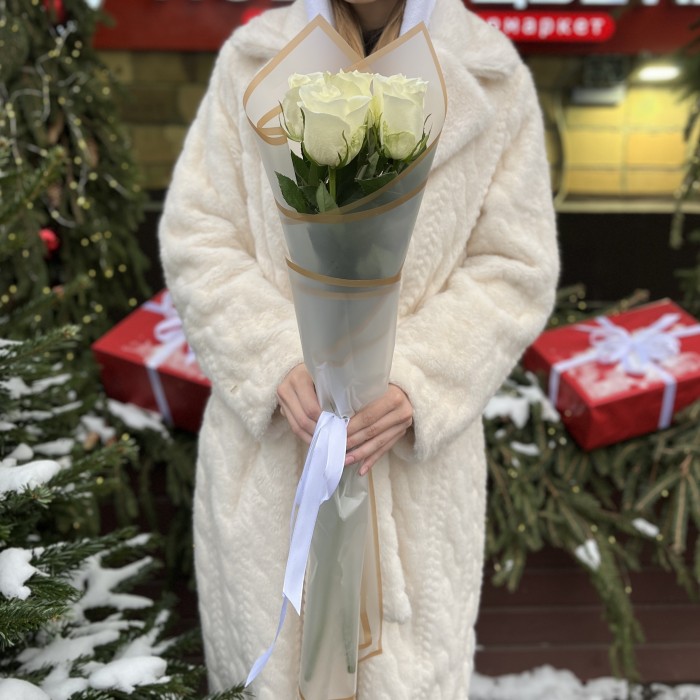 5 белых роз 70 см