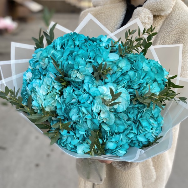 5 голубых гортензий с эвкалиптом