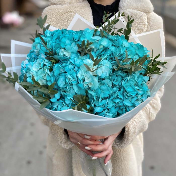 5 голубых гортензий с эвкалиптом