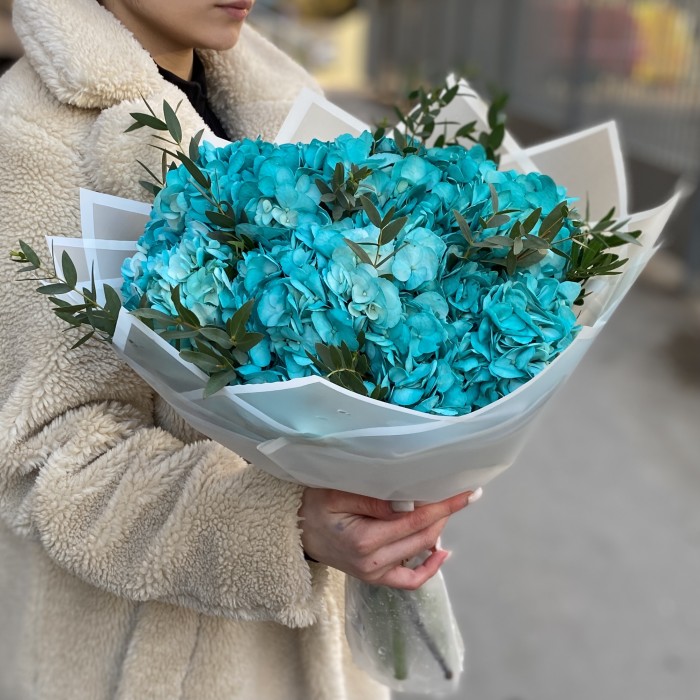 5 голубых гортензий с эвкалиптом