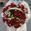 5 красных кустовых хризантем с ромашкой в корзине