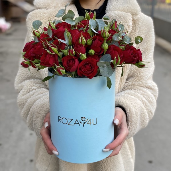 11 красных кустовых роз Рубикон с эвкалиптом в коробке