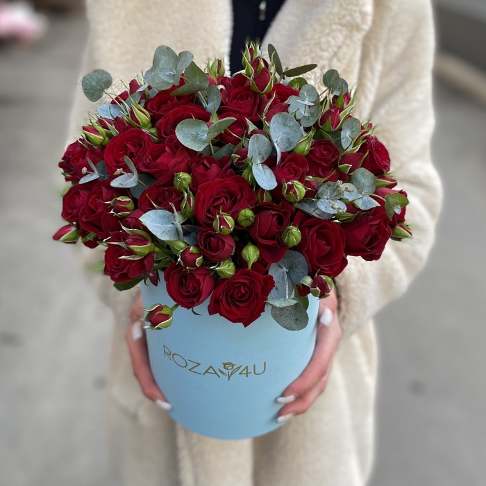 11 красных кустовых роз Рубикон с эвкалиптом в коробке