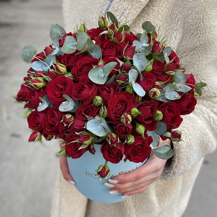 11 красных кустовых роз Рубикон с эвкалиптом в коробке