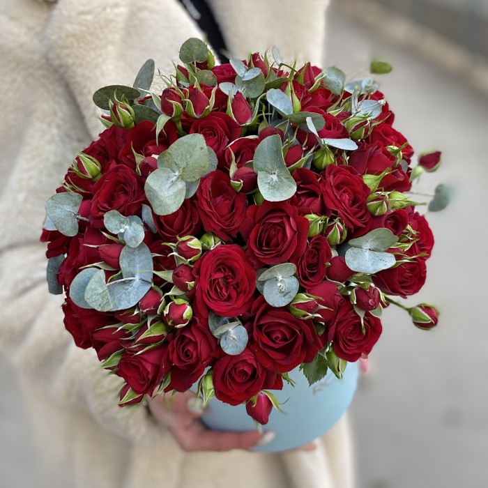 11 красных кустовых роз Рубикон с эвкалиптом в коробке