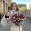 5 кустовых хризантем Хайдар Пинк с ромашкой в корзине