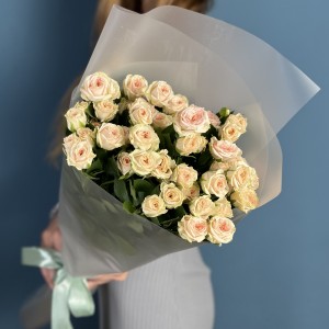 5 кустовых персиковых роз Свит Сара 60 см