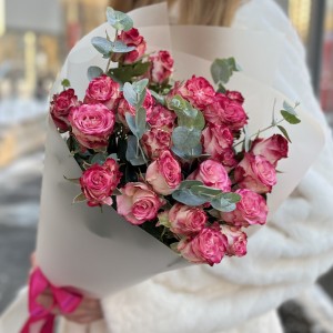 5 кустовых пионовидных роз Сансет Мэджик 50 см с эвкалиптом