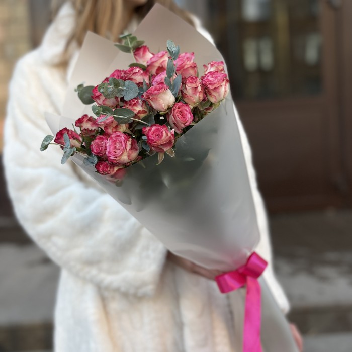 5 кустовых пионовидных роз Сансет Мэджик 50 см с эвкалиптом