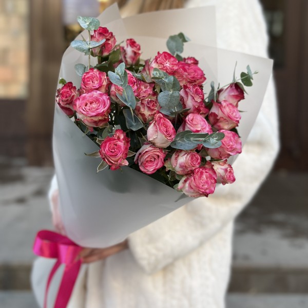 5 кустовых пионовидных роз Сансет Мэджик 60 см с эвкалиптом