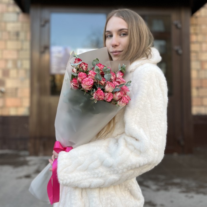 5 кустовых пионовидных роз Сансет Мэджик 60 см с эвкалиптом