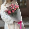 5 кустовых пионовидных роз Сансет Мэджик 60 см с эвкалиптом