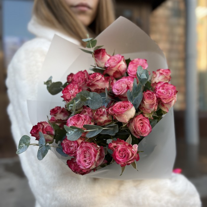 5 кустовых пионовидных роз Сансет Мэджик 60 см с эвкалиптом