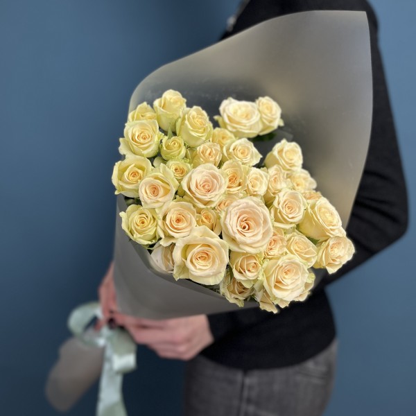 5 кустовых роз Аксана 70 см