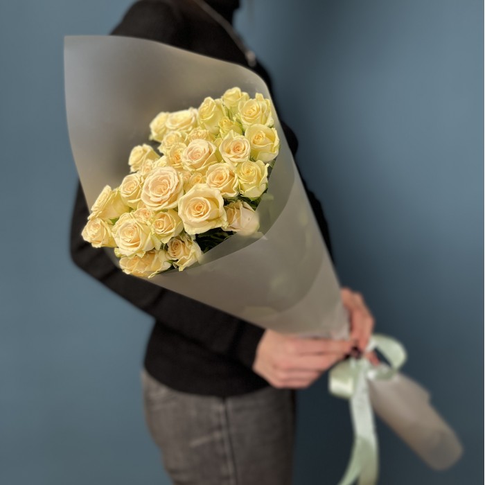 5 кустовых роз Аксана 70 см