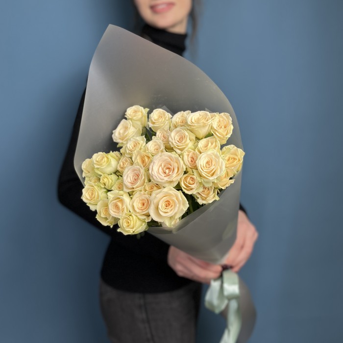 5 кустовых роз Аксана 70 см