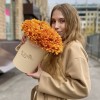 5 оранжевых хризантем в коробке