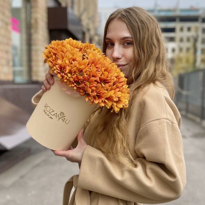 5 оранжевых хризантем в коробке