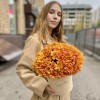 5 оранжевых хризантем в коробке