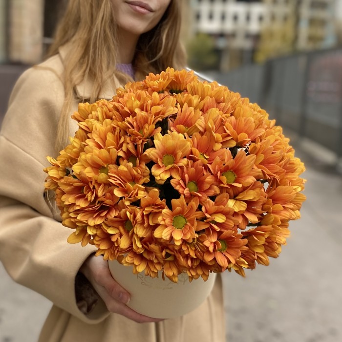 5 оранжевых хризантем в коробке