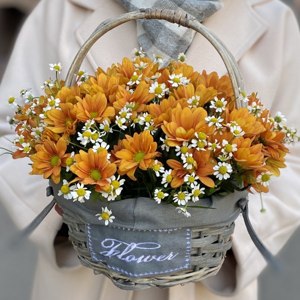 5 оранжевых кустовых хризантем с ромашкой в корзине